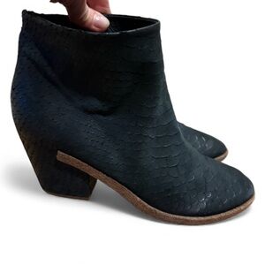 Roberto Del Carlo Black Textured Ankle Booties size 38 or 7.5